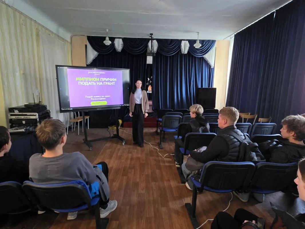 Подай заявку на грант!. В рамках Национального проекта «Молодежь и дети» в ГБОУ "СШ №12 имени М. Толстых" состоялась познавательная лекция для старшеклассников под названием «Миллион причин подать на грант»