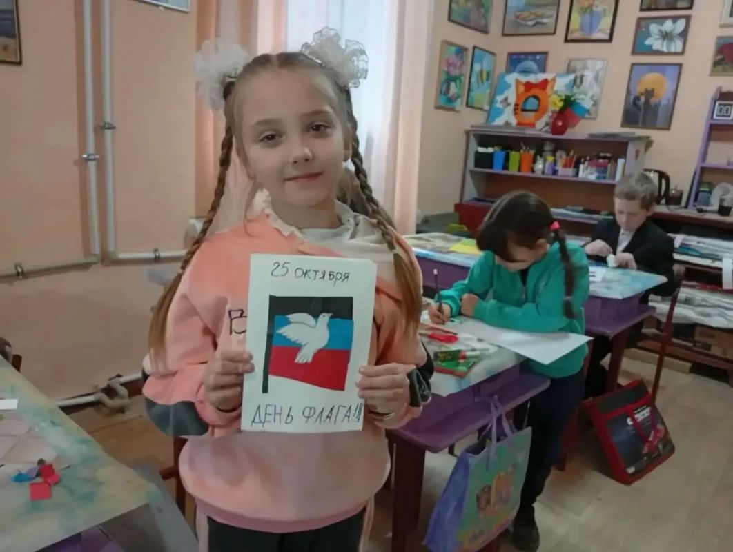 Сегодня, во Дворце культуры состоялся тематический мастеркласс «Флаг Родины моей» Сегодня, во Дворце культуры состоялся тематический мастеркласс «Флаг Родины моей»