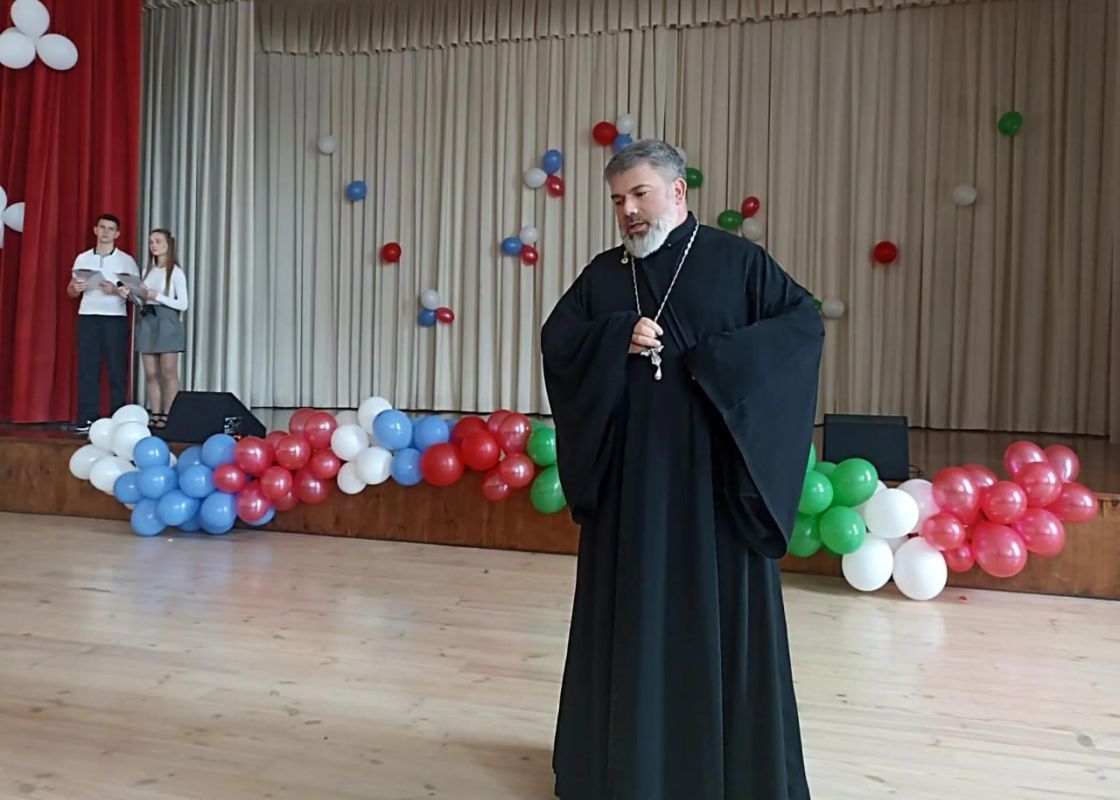 Иван Адамец: В единстве — наша сила!. В преддверии Дня народного единства в Куйбышевском районе состоялась встреча в школе № 63, объединившая представителей власти, общественности и духовенства Иван Адамец: В единстве — наша сила!. В преддверии Дня народного единства в Куйбышевском районе состоялась встреча в школе № 63, объединившая представителей власти, общественности и духовенства