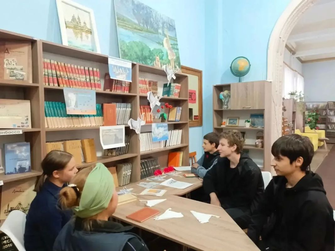 В Зугрэсской библиотеке-филиале №3 провели литературно-патриотический час «Летят над миром журавли» для учащихся ГКОУ «Зугрэсской СШИ №31» В Зугрэсской библиотеке-филиале №3 провели литературно-патриотический час «Летят над миром журавли» для учащихся ГКОУ «Зугрэсской СШИ №31»