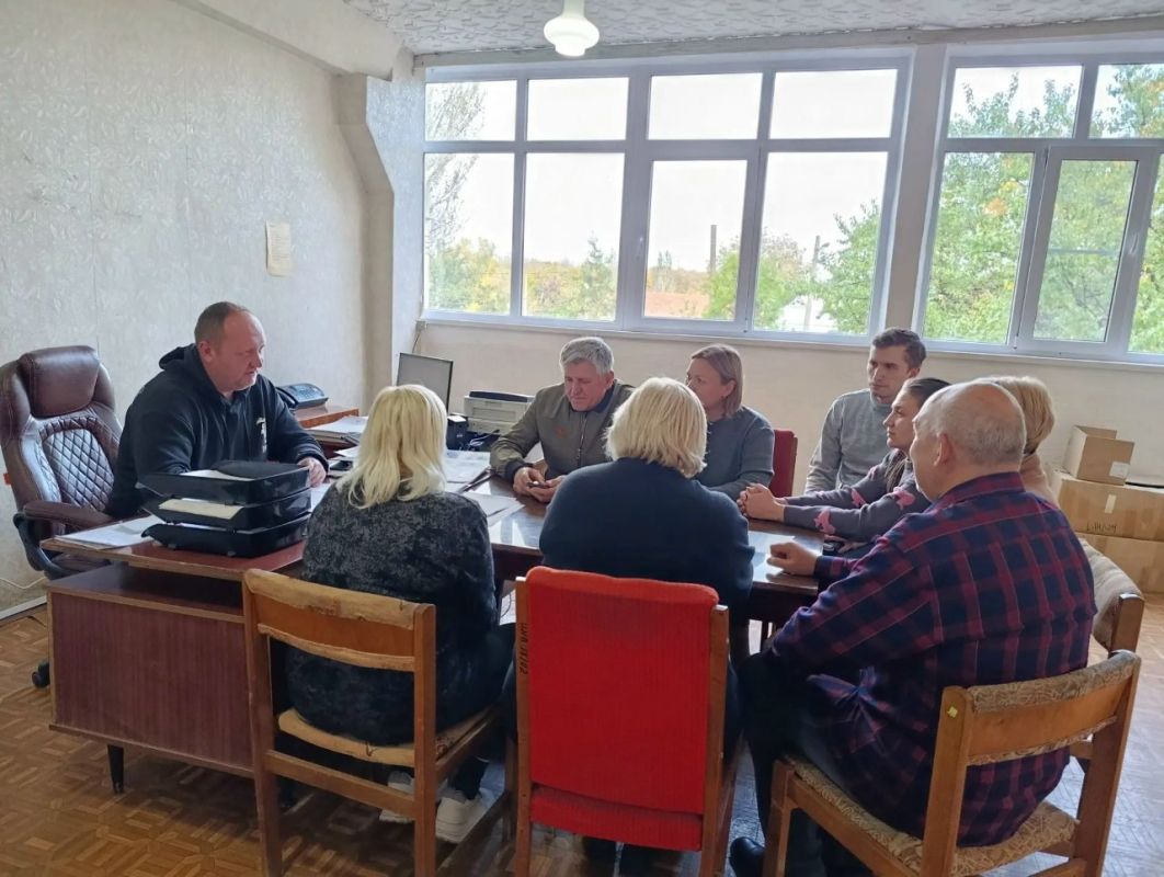 21 октября 2026 года депутаты Горловского городского совета от фракции «Единая Россия» — Роман Конев, Наталия Ботвина, Александр Кунов, Сергей Третьяков, Евгений Прокопович, Дмитрий Корона и Николай Гальченко — провели... 21 октября 2026 года депутаты Горловского городского совета от фракции «Единая Россия» — Роман Конев, Наталия Ботвина, Александр Кунов, Сергей Третьяков, Евгений Прокопович, Дмитрий Корона и Николай Гальченко — провели...