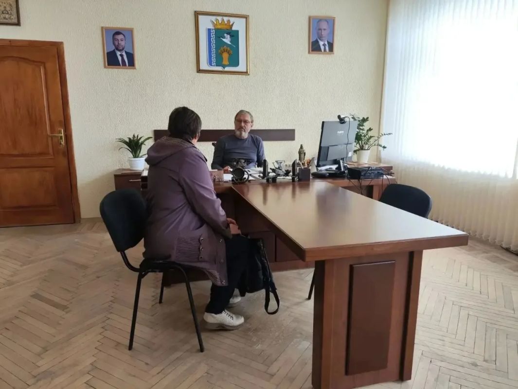 Личный приём жителей. Секретарь Мангушского местного отделения партии «Единая Россия» Борис Трима провёл личный приём жителей, в ходе которого земляки смогли обратиться с наболевшими вопросами напрямую