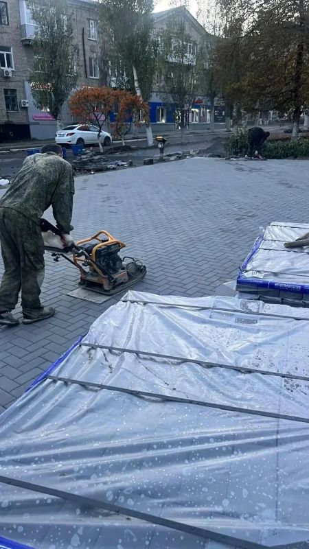 Центральная площадь в Торезе преображается! Центральная площадь в Торезе преображается!