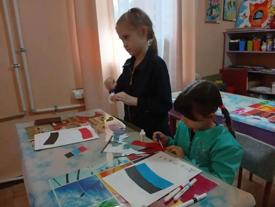 Сегодня, во Дворце культуры состоялся тематический мастеркласс «Флаг Родины моей» Сегодня, во Дворце культуры состоялся тематический мастеркласс «Флаг Родины моей»