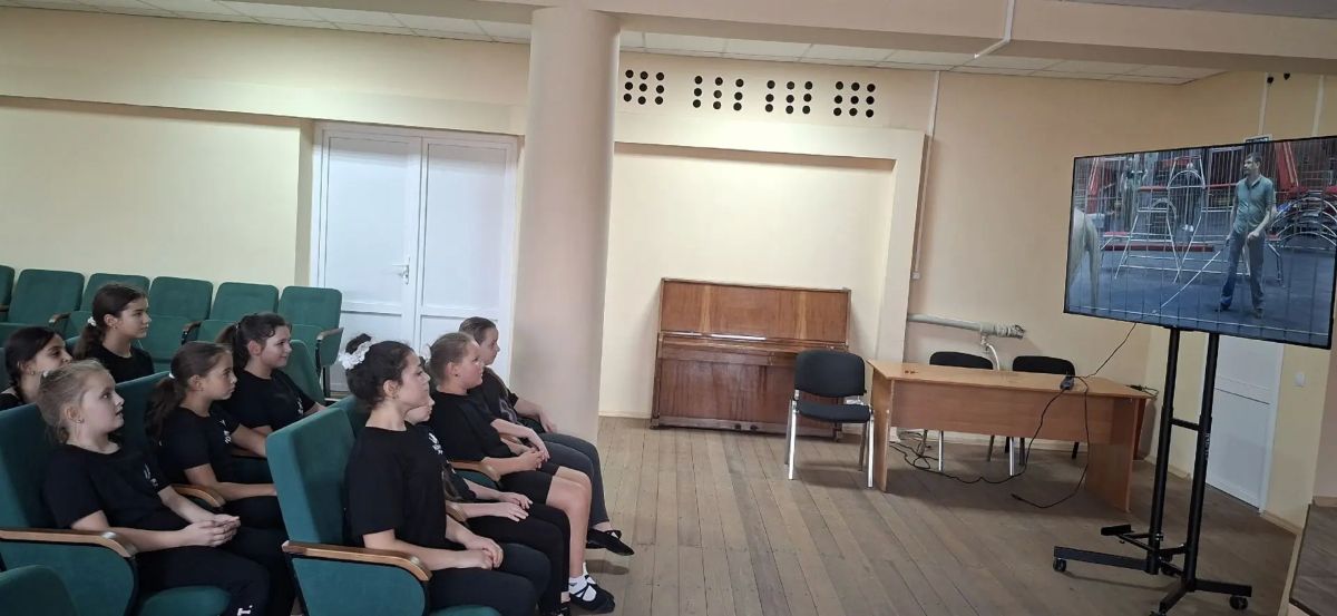 Для ребят Ждановки проведен показ фильма из проекта «Герои нашего времени» Для ребят Ждановки проведен показ фильма из проекта «Герои нашего времени»