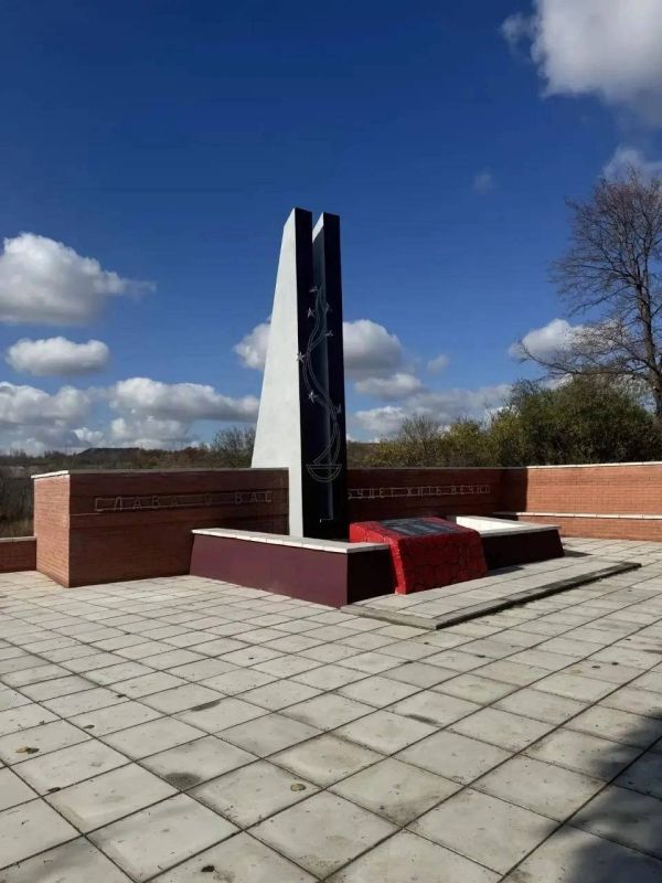 Самарские рабочие завершили капремонт мемориала в Снежном Самарские рабочие завершили капремонт мемориала в Снежном