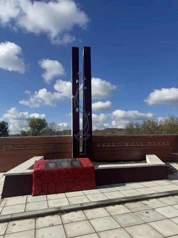 Самарские рабочие завершили капремонт мемориала в Снежном Самарские рабочие завершили капремонт мемориала в Снежном