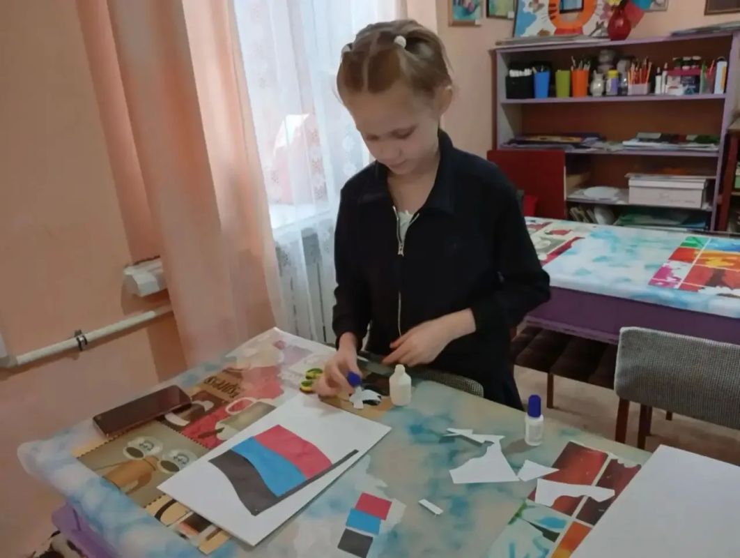 Сегодня, во Дворце культуры состоялся тематический мастеркласс «Флаг Родины моей» Сегодня, во Дворце культуры состоялся тематический мастеркласс «Флаг Родины моей»