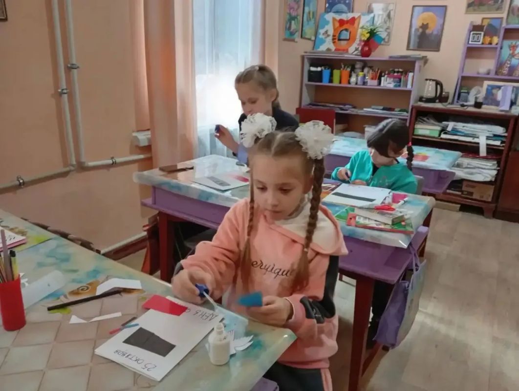 Сегодня, во Дворце культуры состоялся тематический мастеркласс «Флаг Родины моей» Сегодня, во Дворце культуры состоялся тематический мастеркласс «Флаг Родины моей»