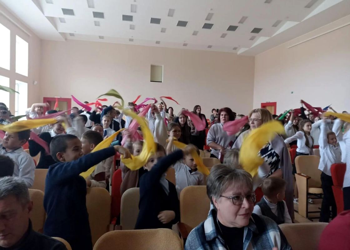 Иван Адамец: В единстве — наша сила!. В преддверии Дня народного единства в Куйбышевском районе состоялась встреча в школе № 63, объединившая представителей власти, общественности и духовенства Иван Адамец: В единстве — наша сила!. В преддверии Дня народного единства в Куйбышевском районе состоялась встреча в школе № 63, объединившая представителей власти, общественности и духовенства