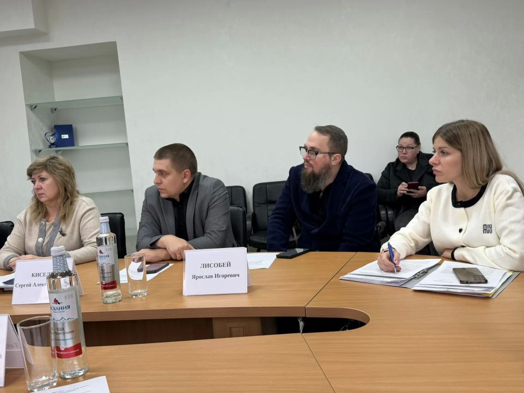 Алексей Исаев: Рабочее совещание с депутатами Народного Совета ДНР Алексей Исаев: Рабочее совещание с депутатами Народного Совета ДНР