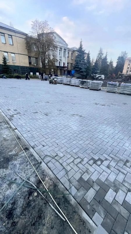 Центральная площадь в Торезе преображается! Центральная площадь в Торезе преображается!