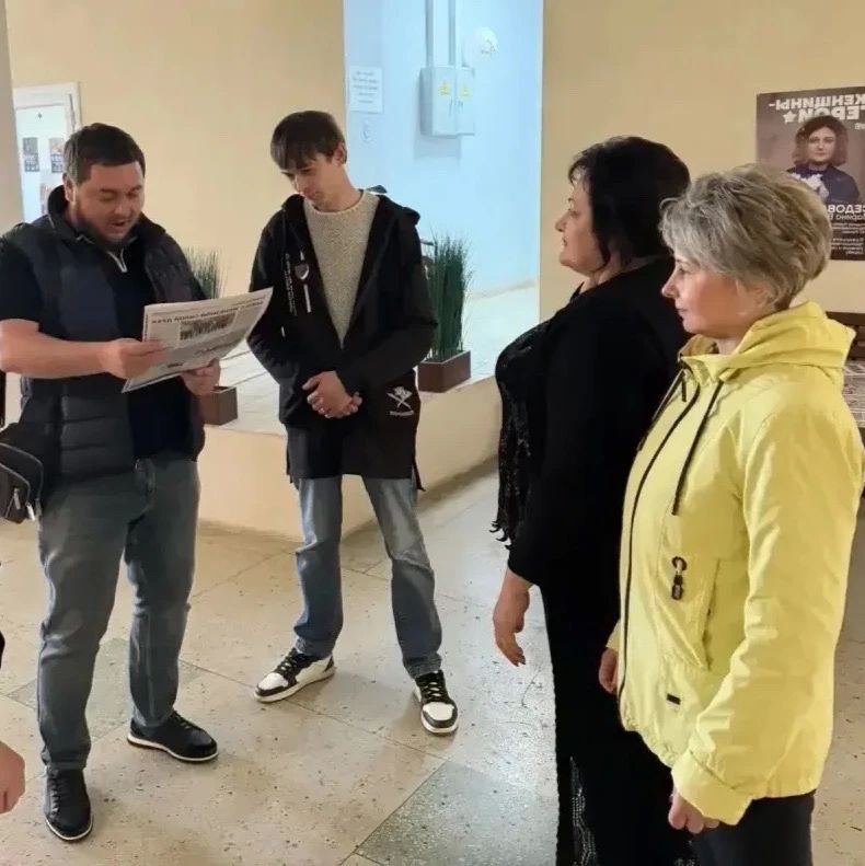 19 октября 2026 года депутат Ясиноватского муниципального совета от фракции «Единая Россия» Антон Никитин провел встречу с населением, обсудив вопросы ЖКХ, транспорта, социальных выплат