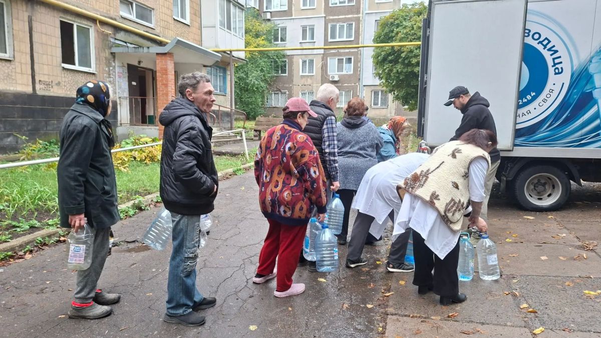 Валентин Левченко: В Киевском внутригородском районе продолжается организовация по подвозу питьевой воды в связи с перебоями водоснабжения по адресу: ул. Чапаева 3 Валентин Левченко: В Киевском внутригородском районе продолжается организовация по подвозу питьевой воды в связи с перебоями водоснабжения по адресу: ул. Чапаева 3
