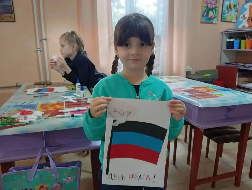 Сегодня, во Дворце культуры состоялся тематический мастеркласс «Флаг Родины моей» Сегодня, во Дворце культуры состоялся тематический мастеркласс «Флаг Родины моей»