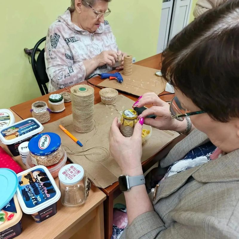 В Центре соцобслуживания населения Калининского района Горловки проходят творческие занятия В Центре соцобслуживания населения Калининского района Горловки проходят творческие занятия