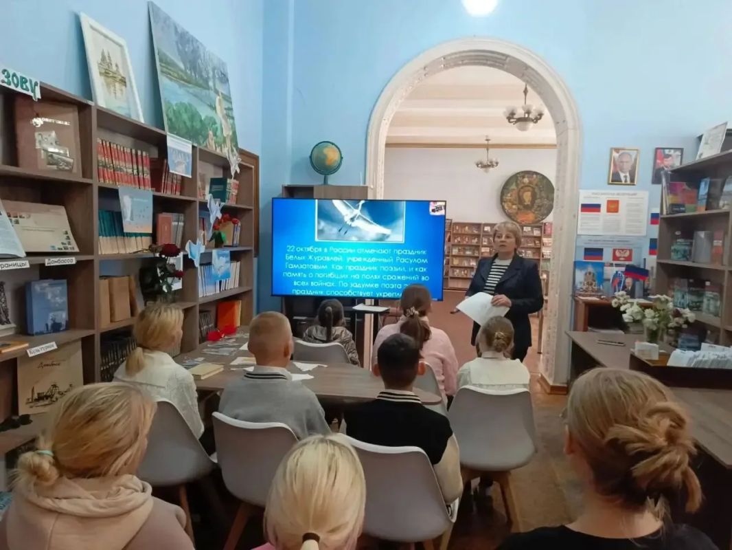 В Зугрэсской библиотеке-филиале №3 провели литературно-патриотический час «Летят над миром журавли» для учащихся ГКОУ «Зугрэсской СШИ №31» В Зугрэсской библиотеке-филиале №3 провели литературно-патриотический час «Летят над миром журавли» для учащихся ГКОУ «Зугрэсской СШИ №31»