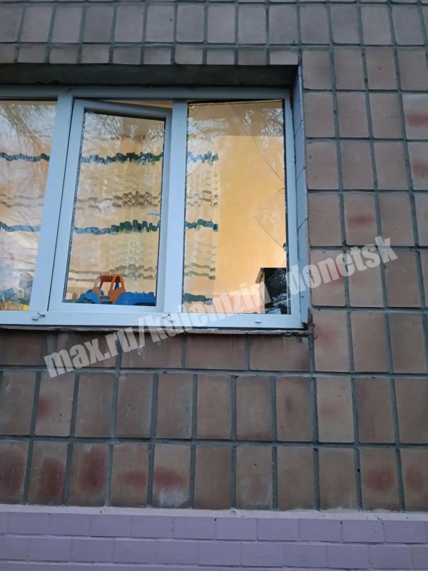 Алексей Кулемзин: По дополнительной информации, в Пролетарском районе в результате ночной атаки укронацистов повреждено остекление образовательного учреждения
