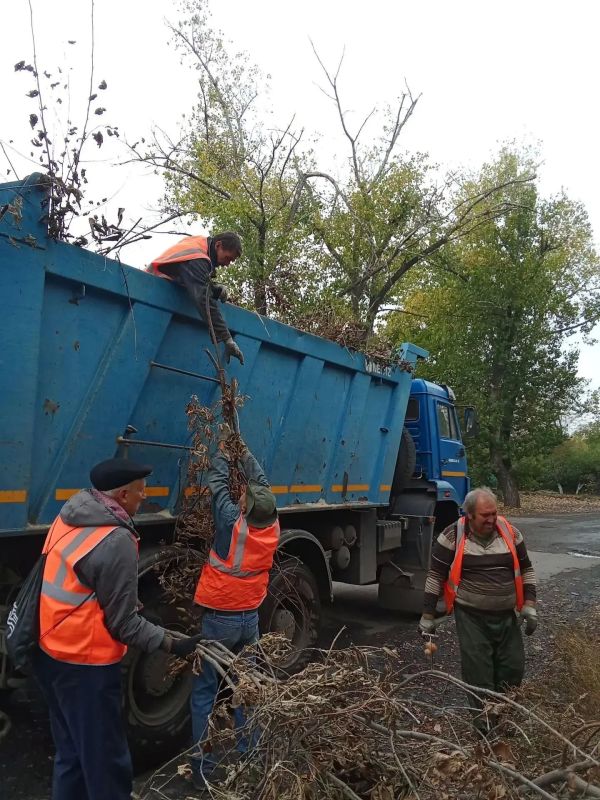 Коммунальщики Снежного продолжают благоустраивать территории общего пользования Коммунальщики Снежного продолжают благоустраивать территории общего пользования
