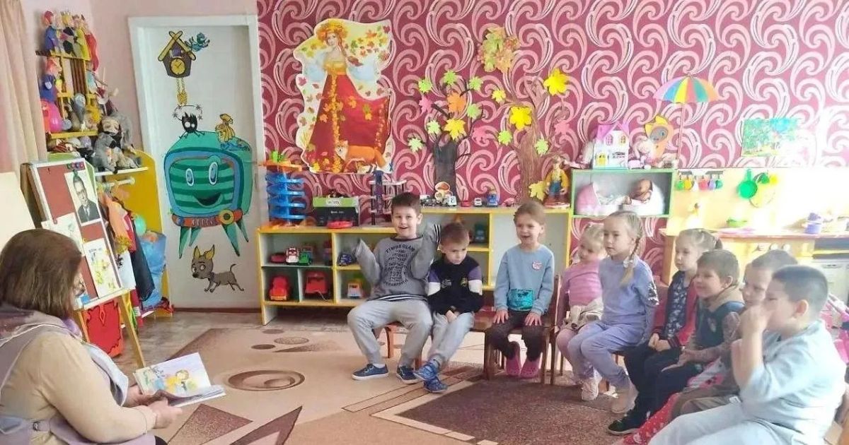 В Пантелеймоновском детском саду «Теремок» День рождения любимого детского поэта Самуила Маршака отметили на заседании литературной гостиной, которое организовала для дошколят сотрудник библиотеки-филиала № 6