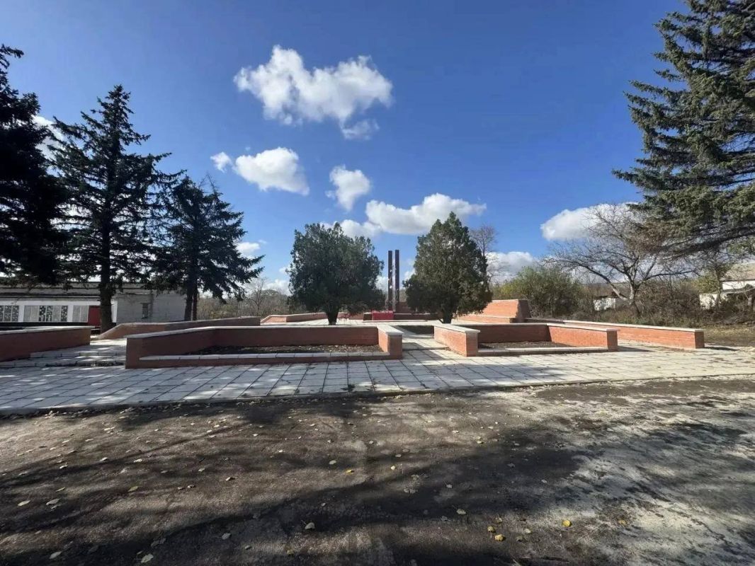 Самарские рабочие завершили капремонт мемориала в Снежном