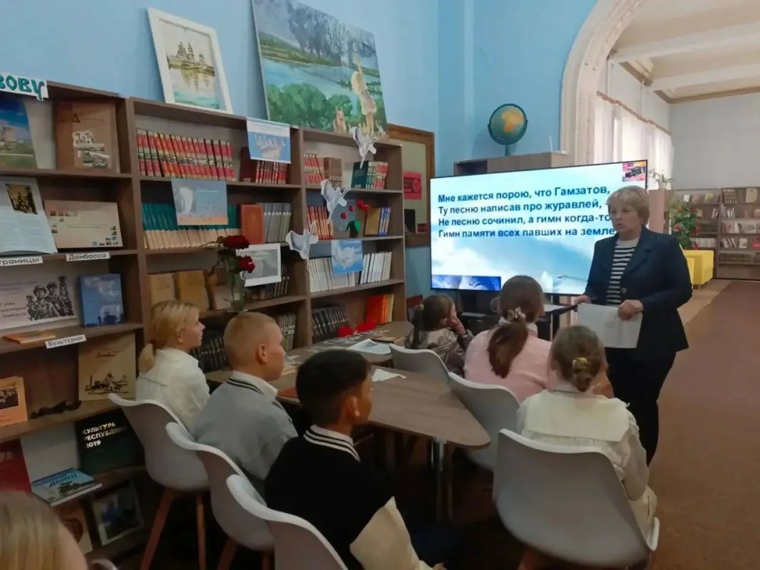 В Зугрэсской библиотеке-филиале №3 провели литературно-патриотический час «Летят над миром журавли» для учащихся ГКОУ «Зугрэсской СШИ №31» В Зугрэсской библиотеке-филиале №3 провели литературно-патриотический час «Летят над миром журавли» для учащихся ГКОУ «Зугрэсской СШИ №31»