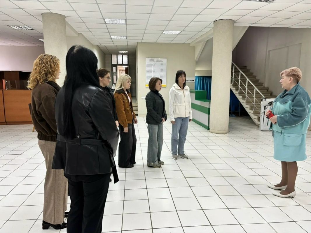 21 октября 2026 года депутаты Горловского городского совета от фракции «Единая Россия» — Роман Конев, Наталия Ботвина, Александр Кунов, Сергей Третьяков, Евгений Прокопович, Дмитрий Корона и Николай Гальченко — провели... 21 октября 2026 года депутаты Горловского городского совета от фракции «Единая Россия» — Роман Конев, Наталия Ботвина, Александр Кунов, Сергей Третьяков, Евгений Прокопович, Дмитрий Корона и Николай Гальченко — провели...