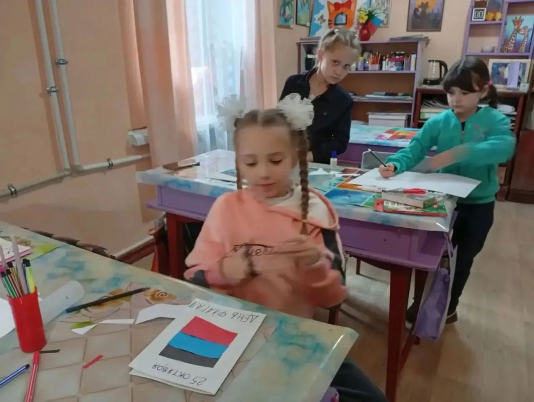 Сегодня, во Дворце культуры состоялся тематический мастеркласс «Флаг Родины моей» Сегодня, во Дворце культуры состоялся тематический мастеркласс «Флаг Родины моей»