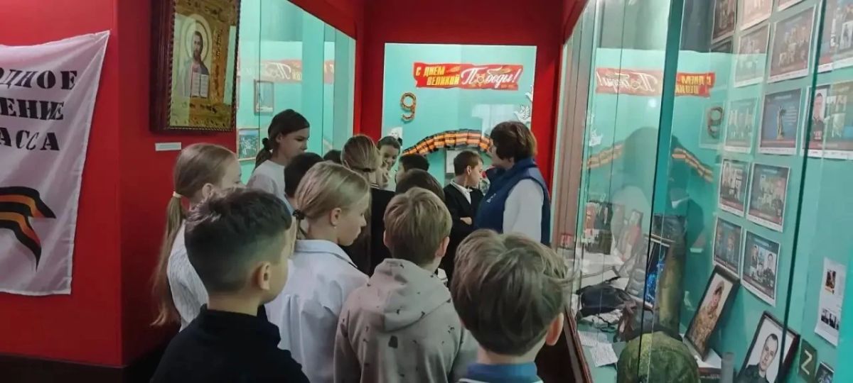 В МБУ « Музей истории города Харцызска для учащихся 5 класса ГБОУ "СШ № 24 Г.О. Харцызск" был проведен урок - мужества «Новые защитники нового века» , посвященный погибшим землякам в ходе СВО