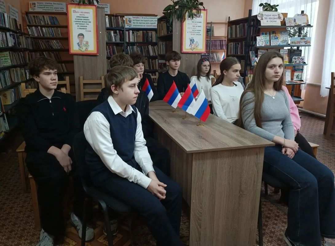 День белых журавлей. В библиотеке-филиале № 15 состоялся героический час «День белых журавлей» для обучающихся 10-го класса школы № 4 День белых журавлей. В библиотеке-филиале № 15 состоялся героический час «День белых журавлей» для обучающихся 10-го класса школы № 4