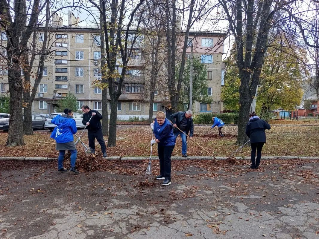 Наталья Бегуненко: Сегодня, 22 октября, в рамках проекта "Городская среда" партии "Единая Россия" сотрудники Управы Петровского внутригородского района администрации городского округа Донецк присоединились к экологической... Наталья Бегуненко: Сегодня, 22 октября, в рамках проекта "Городская среда" партии "Единая Россия" сотрудники Управы Петровского внутригородского района администрации городского округа Донецк присоединились к экологической...