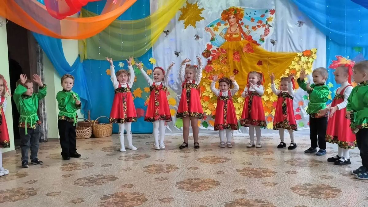 Ах, Ярмарка, Ярмарка как ты хороша! У русского народа широкая душа! Ах, Ярмарка, Ярмарка как ты хороша! У русского народа широкая душа!