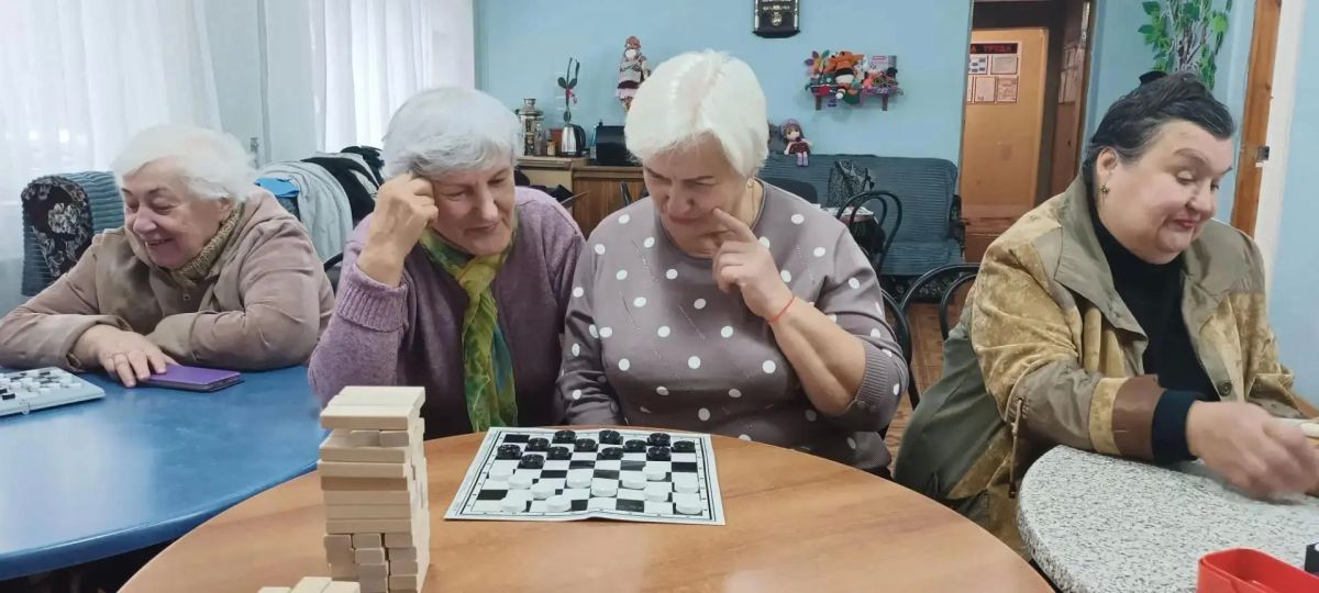 Душевное общение и настольные игры: встреча получателей социальных услуг в Макеевке Душевное общение и настольные игры: встреча получателей социальных услуг в Макеевке