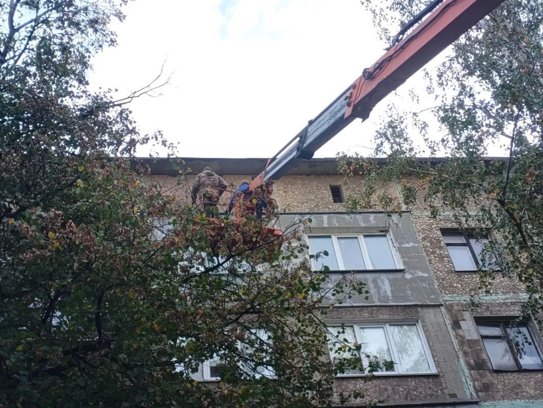 Решен вопрос по ремонту кровли в многоквартирном доме г. Дебальцево Решен вопрос по ремонту кровли в многоквартирном доме г. Дебальцево