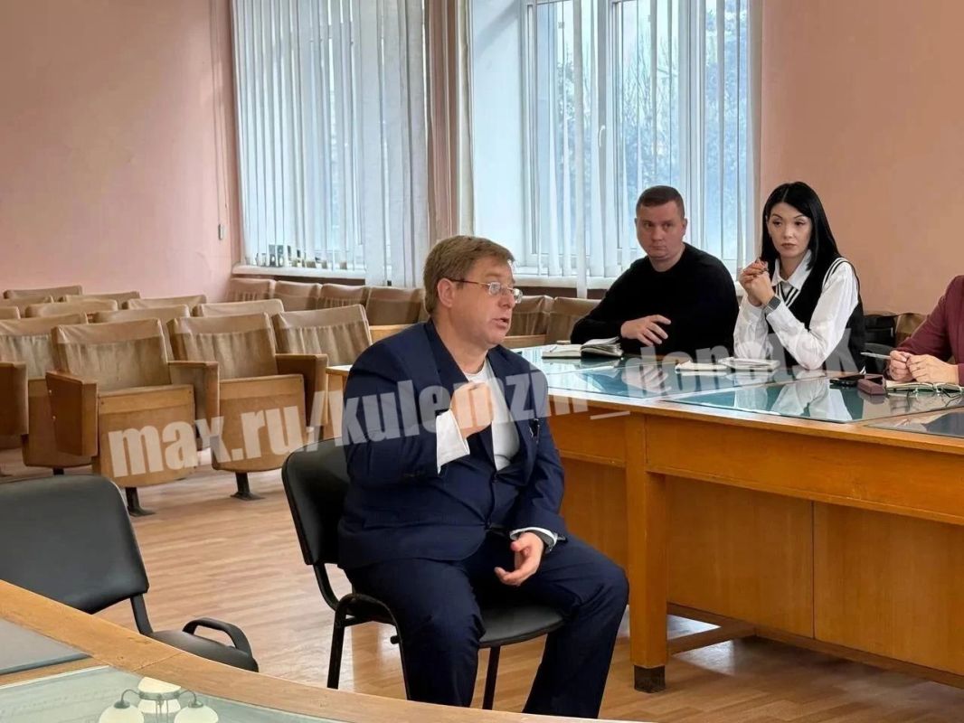 Сегодня советник главы администрации городского округа Донецк Николай Волков провёл приём граждан Сегодня советник главы администрации городского округа Донецк Николай Волков провёл приём граждан