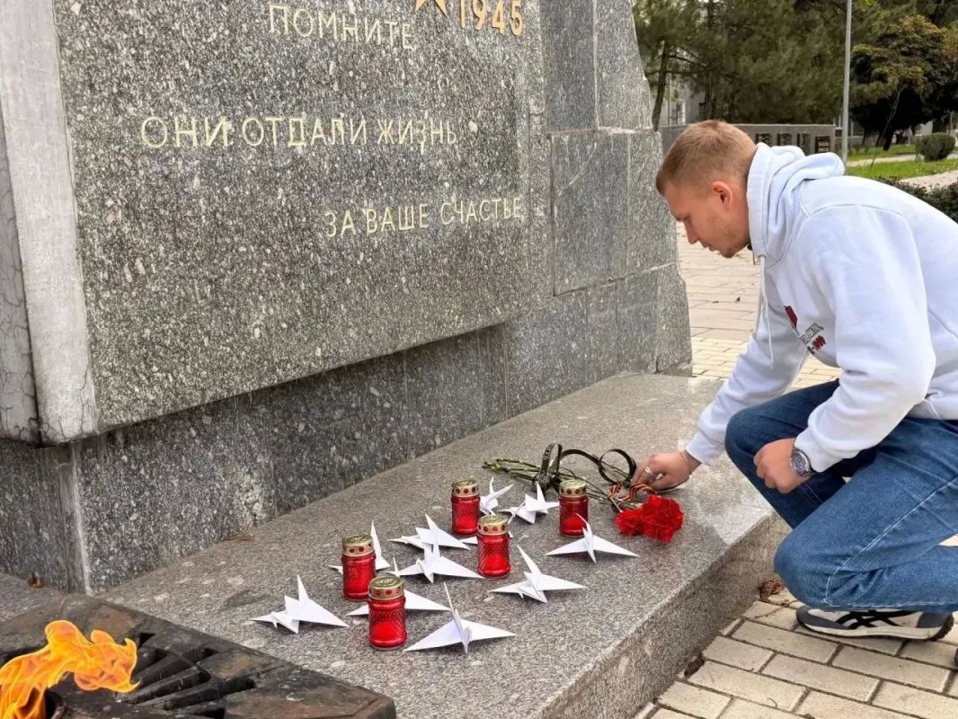 Евгений Поплавский: 22 октября возле памятника "Вечный огонь" на братской могиле советских воинов состоялось возложение цветов, приуроченное ко Дню белых журавлей — памятной дате, посвящённой памяти павших защитников... Евгений Поплавский: 22 октября возле памятника "Вечный огонь" на братской могиле советских воинов состоялось возложение цветов, приуроченное ко Дню белых журавлей — памятной дате, посвящённой памяти павших защитников...