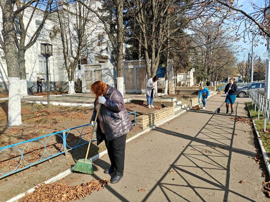 В Снежном прошла традиционная акция «Чистый четверг» В Снежном прошла традиционная акция «Чистый четверг»