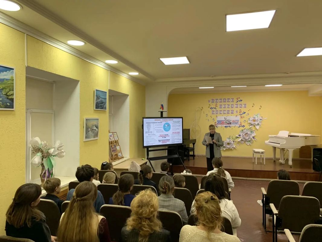 Буллинг — это не разовый конфликт, а повторяющаяся агрессия, где есть неравенство сил и намерение причинить вред, это не «просто подшутили» и не «дети так общаются» Буллинг — это не разовый конфликт, а повторяющаяся агрессия, где есть неравенство сил и намерение причинить вред, это не «просто подшутили» и не «дети так общаются»
