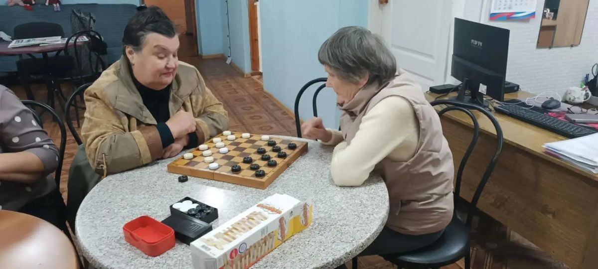 Душевное общение и настольные игры: встреча получателей социальных услуг в Макеевке Душевное общение и настольные игры: встреча получателей социальных услуг в Макеевке
