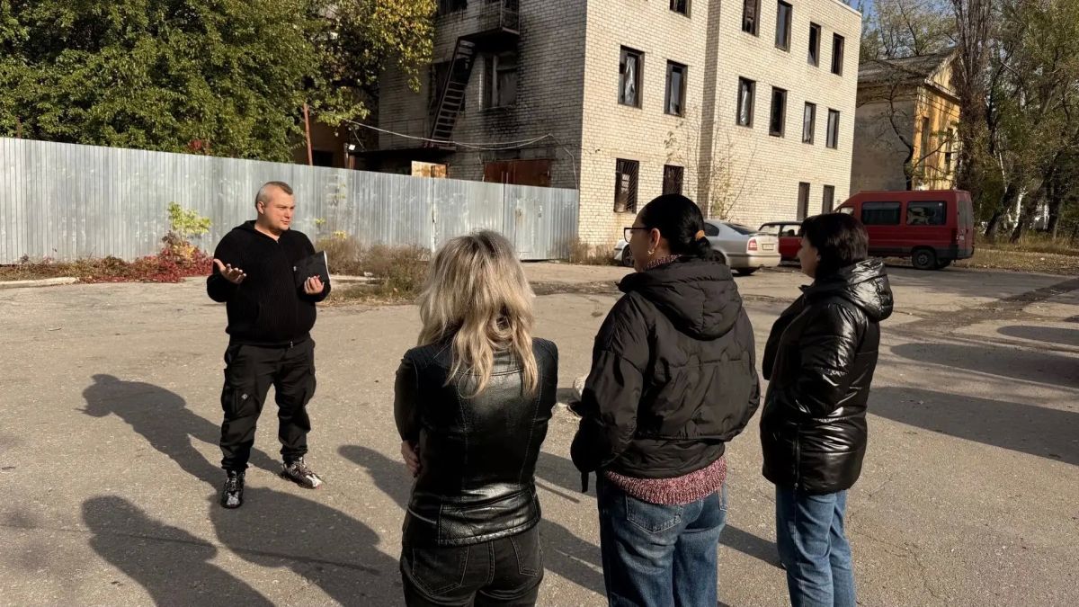 Сегодня, 22 октября в Червоногвардейском районе лидер общественного мнения Юрий Сирош провел встречу с жителями жилого массива Горького, возле дома № 57 б по улице Малиновского Сегодня, 22 октября в Червоногвардейском районе лидер общественного мнения Юрий Сирош провел встречу с жителями жилого массива Горького, возле дома № 57 б по улице Малиновского