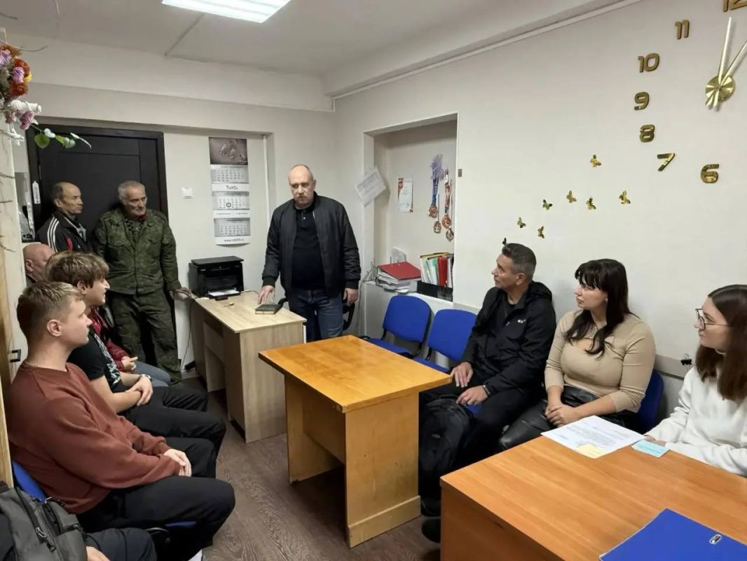 21 октября, руководитель Управы Советского внутригородского района Администрации городского округа Макеевка Сергей Савельев провел встречу с трудовым коллективом спортивной школы № 3 (2 микрорайон, д. 1)