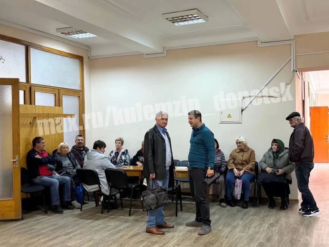 Сегодня советник главы администрации городского округа Донецк Николай Волков провёл приём граждан Сегодня советник главы администрации городского округа Донецк Николай Волков провёл приём граждан
