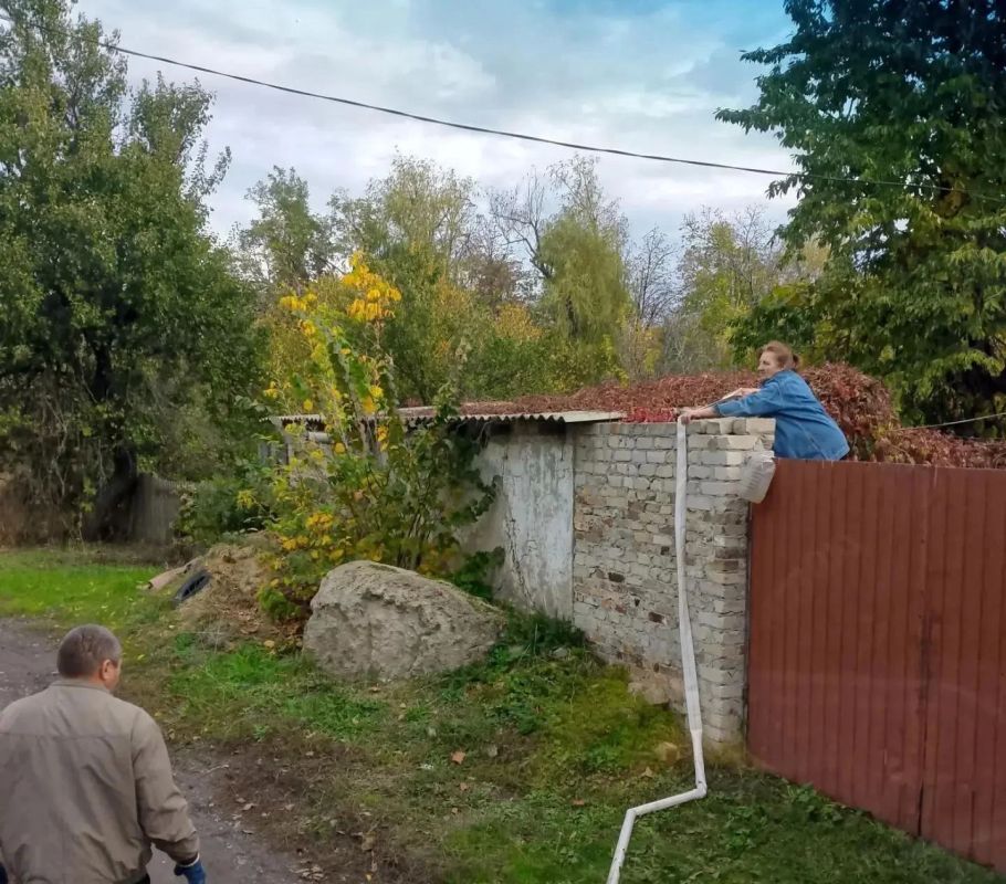 В Кировском внутригородском районе при поддержке региона-шефа Московская область продолжается подвоз воды для жителей домов, в которые в установленный графиком день не поступила вода