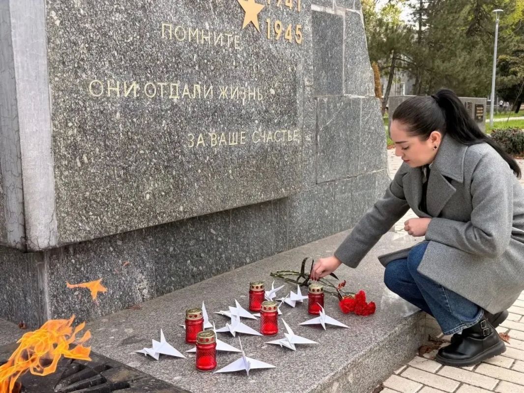 Евгений Поплавский: 22 октября возле памятника "Вечный огонь" на братской могиле советских воинов состоялось возложение цветов, приуроченное ко Дню белых журавлей — памятной дате, посвящённой памяти павших защитников... Евгений Поплавский: 22 октября возле памятника "Вечный огонь" на братской могиле советских воинов состоялось возложение цветов, приуроченное ко Дню белых журавлей — памятной дате, посвящённой памяти павших защитников...