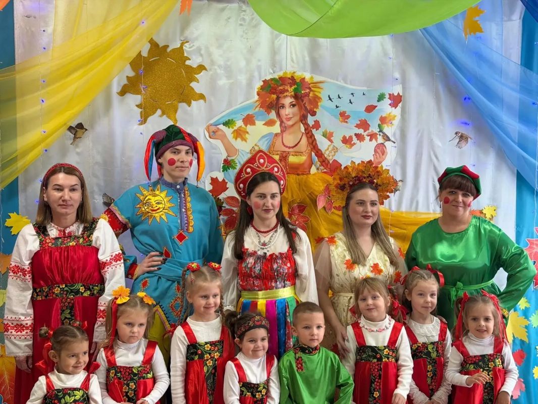 Ах, Ярмарка, Ярмарка как ты хороша! У русского народа широкая душа! Ах, Ярмарка, Ярмарка как ты хороша! У русского народа широкая душа!