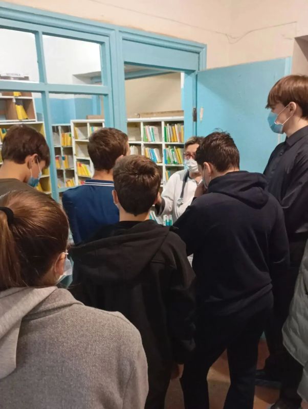 В рамках Республиканской акции «Учиться в Донбассе» и всероссийского проекта ранней профориентации «Билет в будущее» обучающиеся «Тельмановской гимназии Тельмановского М.О.» п.Мирное посетили Мирненскую врачебную... В рамках Республиканской акции «Учиться в Донбассе» и всероссийского проекта ранней профориентации «Билет в будущее» обучающиеся «Тельмановской гимназии Тельмановского М.О.» п.Мирное посетили Мирненскую врачебную...