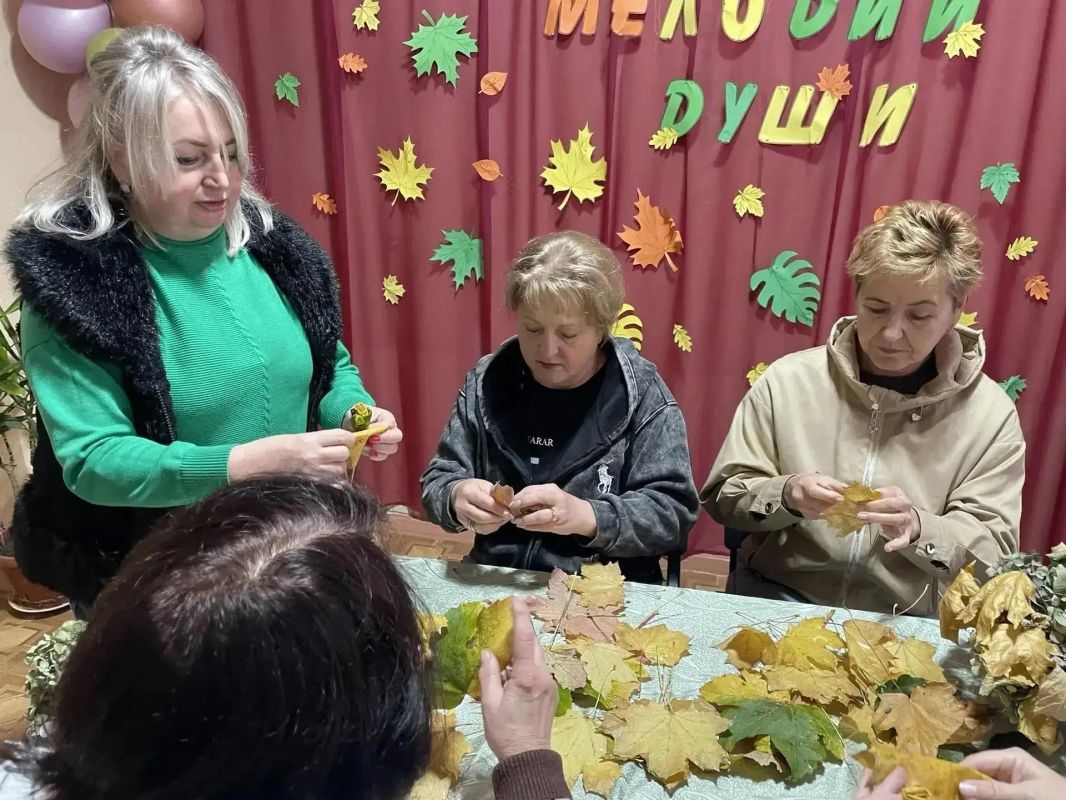 В Червоногвардейском районе Макеевки прошло творческое занятие «Поделки из осенних листьев» В Червоногвардейском районе Макеевки прошло творческое занятие «Поделки из осенних листьев»
