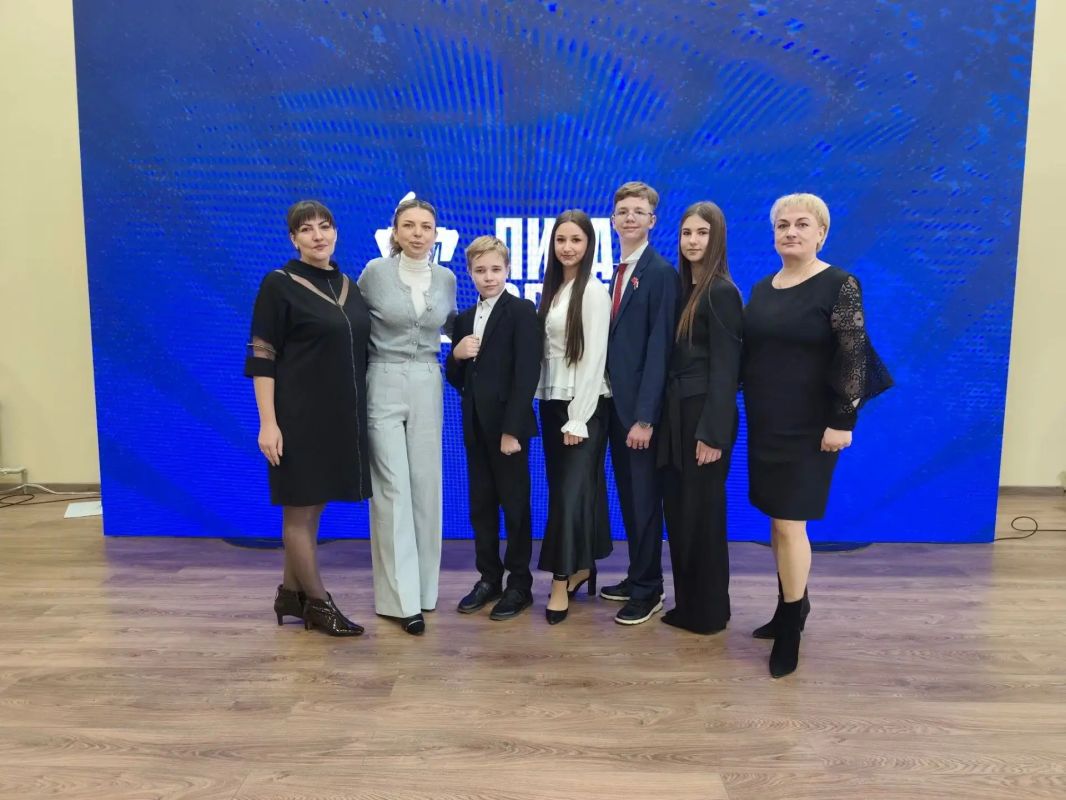 Школьники из Тореза одержали победу на окружном этапе «Лиги ораторов»!