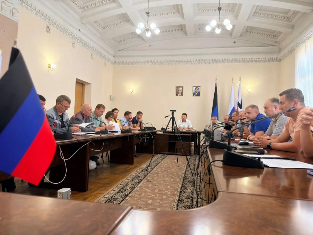 По поручению Главы ДНР Дениса Пушилина, сегодня, 22 октября, депутат Макеевского городского совета Андрей Лаверченко провел встречу с трудовым коллективом филиала № 3 «Макеевский металлургический завод» ООО «Южный...