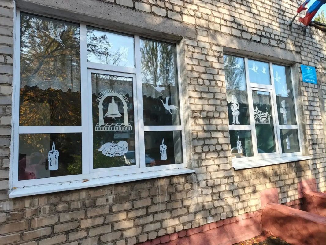 Летят журавли: в Калининском районе Горловки прошла патриотическая акция Летят журавли: в Калининском районе Горловки прошла патриотическая акция